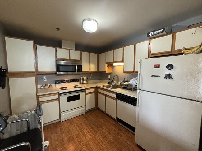 Building Photo - 111 deKoven Drive