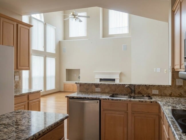 Building Photo - 2027 St Anne Dr