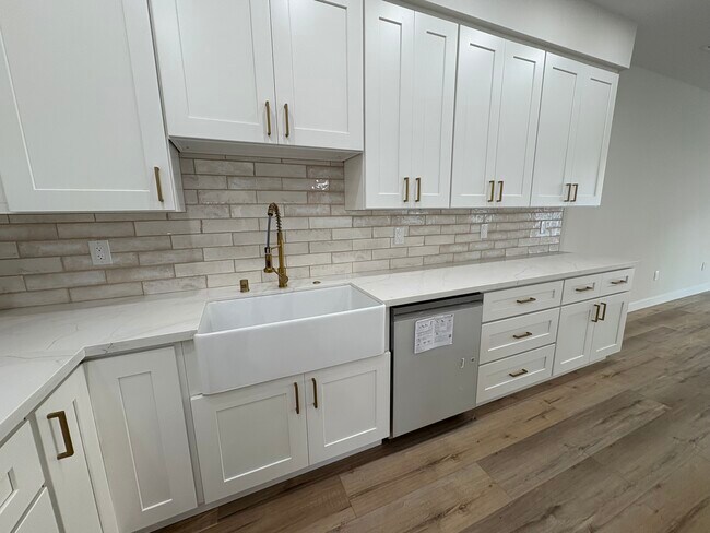 Building Photo - 260 Donax Ave