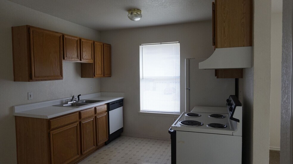 Building Photo - 1801 Cedarhill Dr