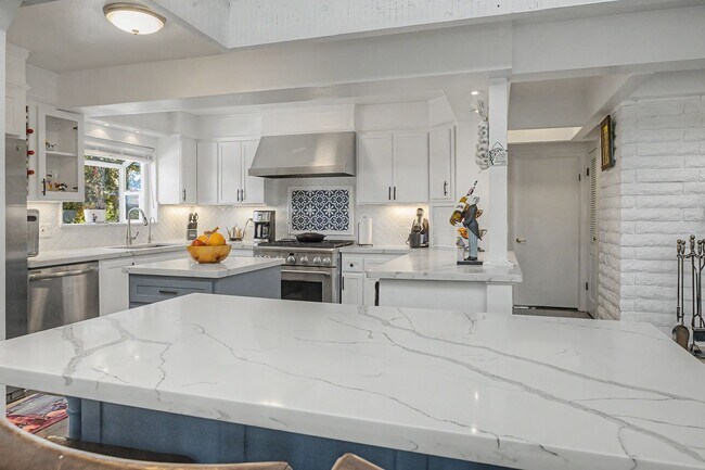 Building Photo - Luxury furnished retreat in Carmel Valley