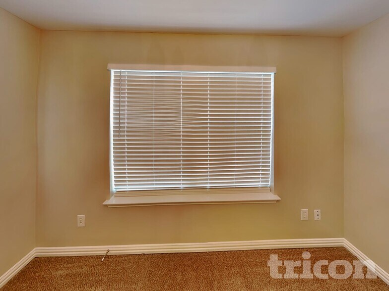 Building Photo - 100 Palomino Dr