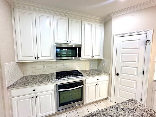 Building Photo - 43283 Pond View Dr