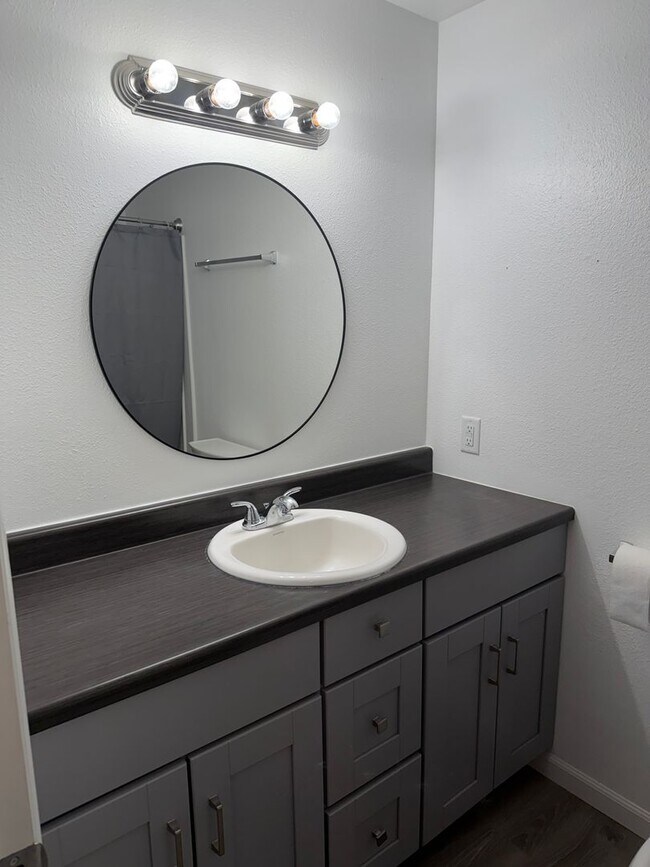 Building Photo - 3 bedroom, 1.5 bath house in Eugene!