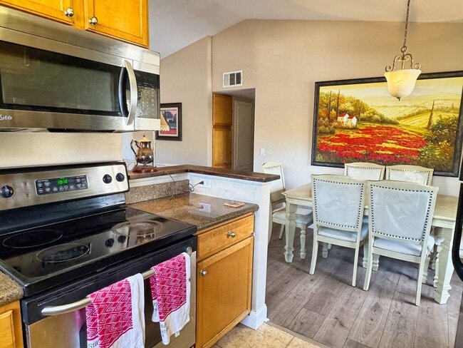 Building Photo - Beautiful and Bright 2-Bedroom Condo