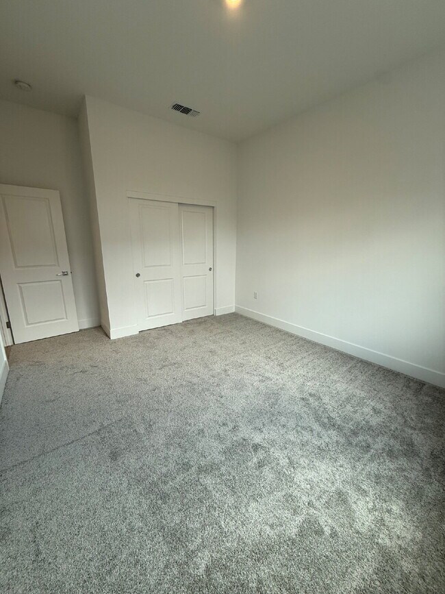 Building Photo - 8190 Lamplight Dr
