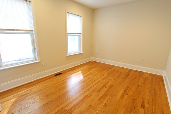 Building Photo - Large 3 bed in Brookline