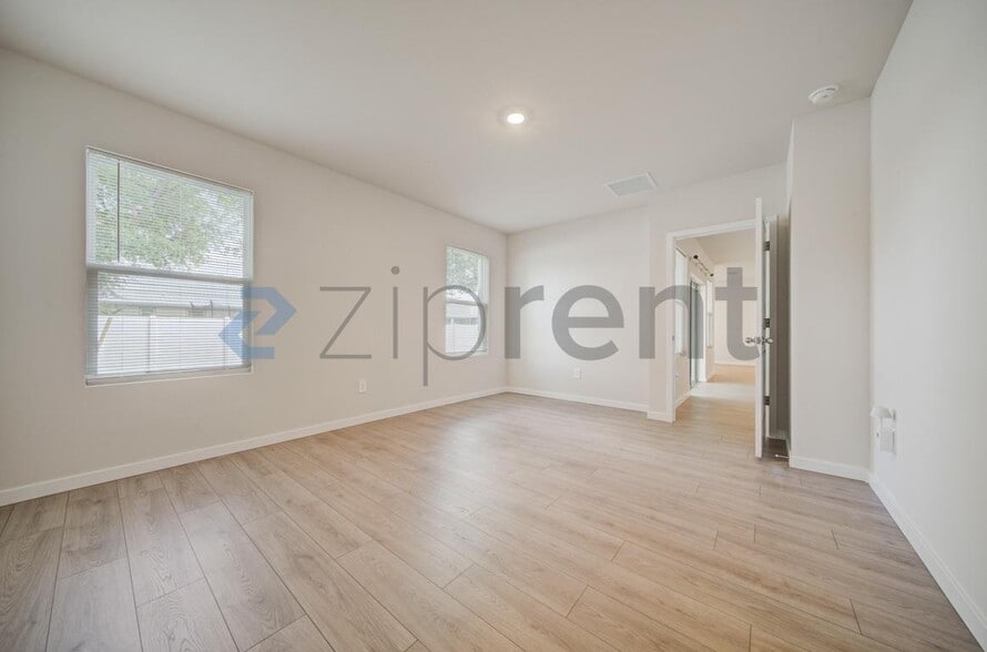 Building Photo - 707 NW 2nd Ln