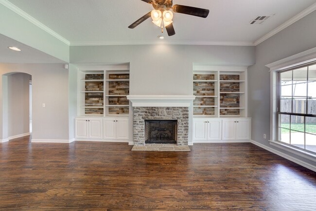 Building Photo - 4 Bed / 3 Bath in Jenks!