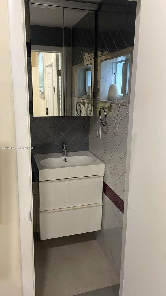 Building Photo - 1150 Normandy Dr