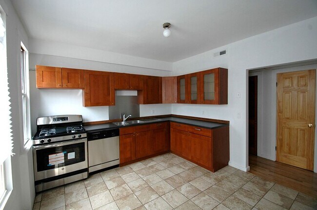 Building Photo - Remodeled 2BR in Victorian | Oversized Living & Dining | Walk to Yale | Massive Walk-In Closet