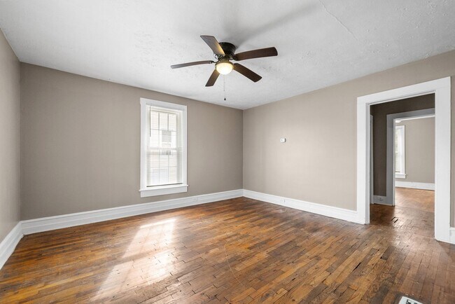 Building Photo - 2 Bedroom Pet Friendly Home For Rent Near APSU!