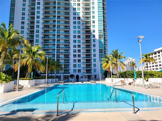 Building Photo - 950 Brickell Bay Dr