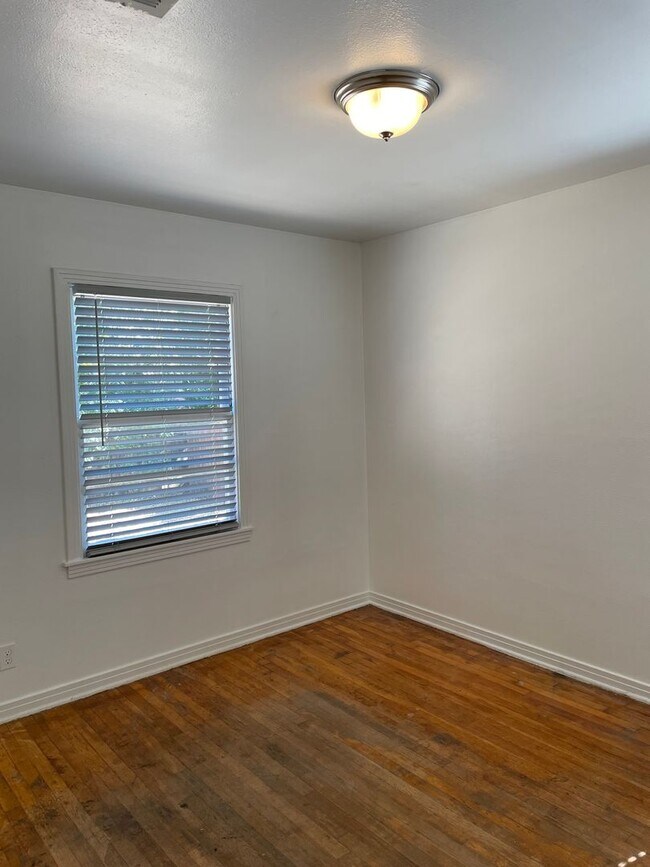 Building Photo - Available Now! *Pet Restrictions* 3 Bedroom/1 Bathroom in Temple