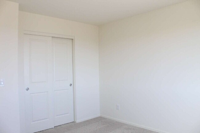 Building Photo - "Spacious 4-Bedroom with 2.5 Baths availab...