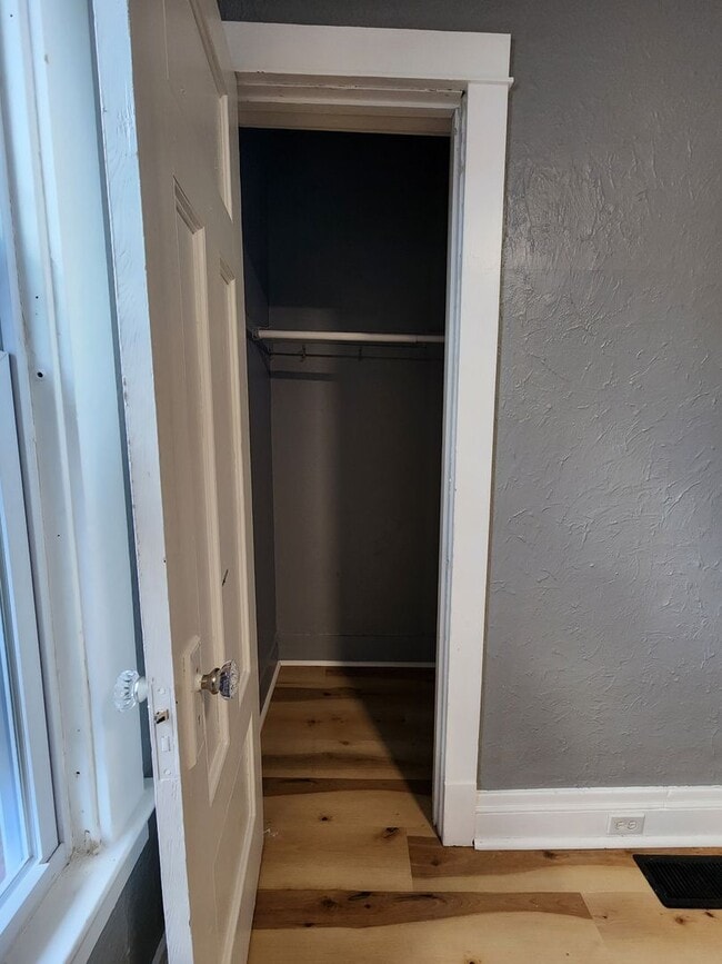 Building Photo - Two Bedroom Single Family Home!
