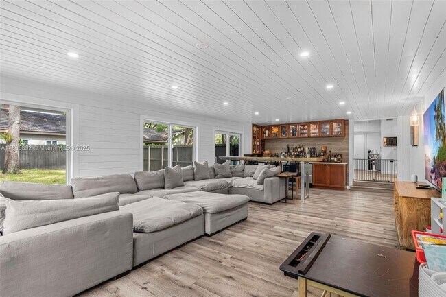 Building Photo - 6830 SW 69th Ave