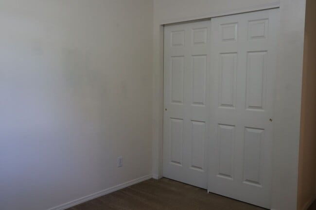Building Photo - Duplex in Hidden Gardens