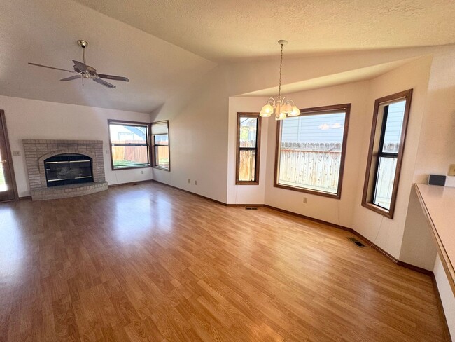 Building Photo - Now leasing in West Boise! This single-lev...