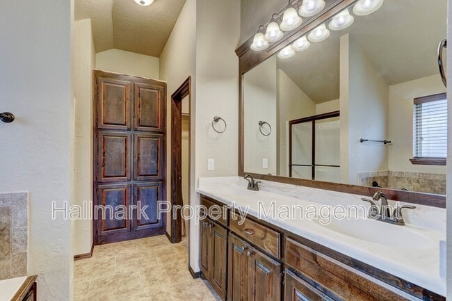 Building Photo - 920 SW 13th St