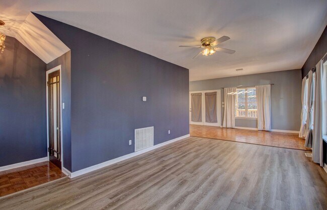 Building Photo - 3 Rocky Top Cove