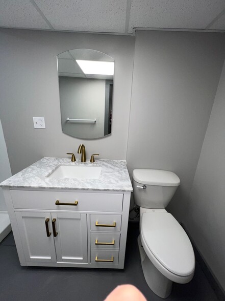 Second Bathroom - 5818 De Giverville Ave