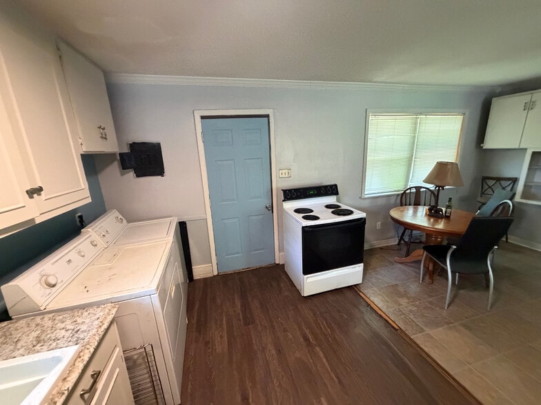 Building Photo - Room in House on Longleaf Dr