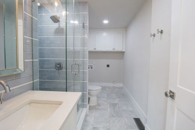 Building Photo - 4 Bed | 3 Bath on Keystone Lake!
