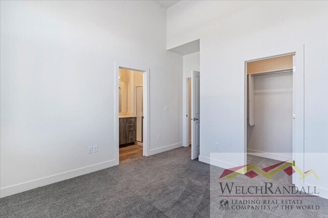 Building Photo - Beautiful 3 Bed 2.5 Bath Townhome in West ...