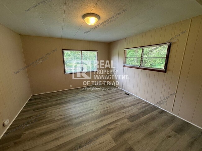 Building Photo - 102 Horseshoe Bend