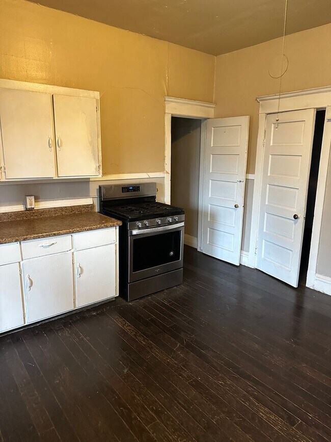 Building Photo - 554 Bellows St