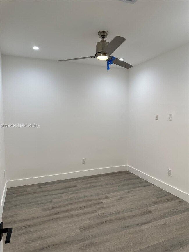 Building Photo - 4631 SW 32nd Ave