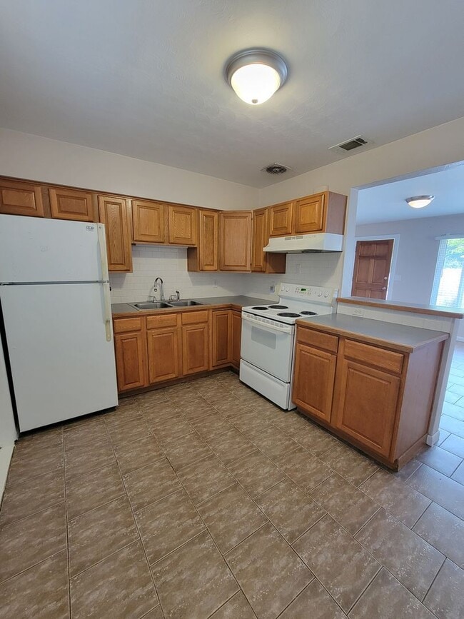 Building Photo - 2 BEDROOM 1 BATH HOME