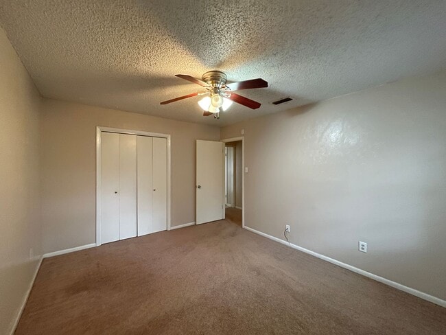 Building Photo - 1404 E Vardeman Ave