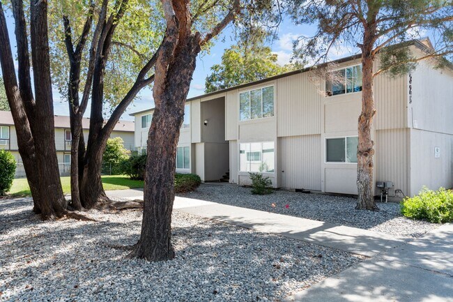 Building Photo - Ground floor 2 bedroom 1 1/2 baths with 1100 square feet!  Dont miss this one with full size wash...