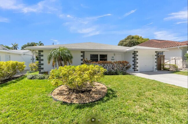 Building Photo - 806 NE 4th St