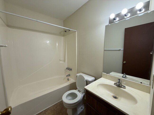 Building Photo - Nice 2 bedroom 2 bath duplex