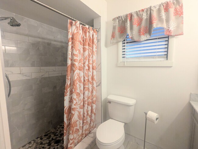 Building Photo - 1720 Lakeside Dr