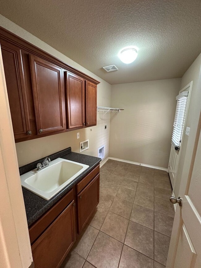 Building Photo - Trophy Ridge Beauty