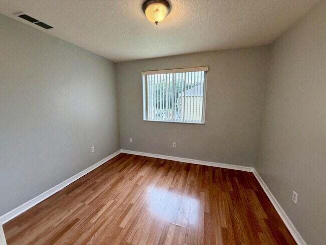 Building Photo - Spacious 3-Bedroom Townhome in Davenport
