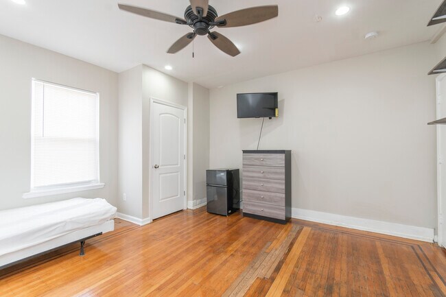 Building Photo - 917 W Duncannon Ave