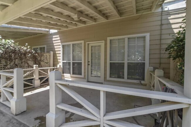 Building Photo - Adorable 3B/2.5B Unfurnished Townhome loca...