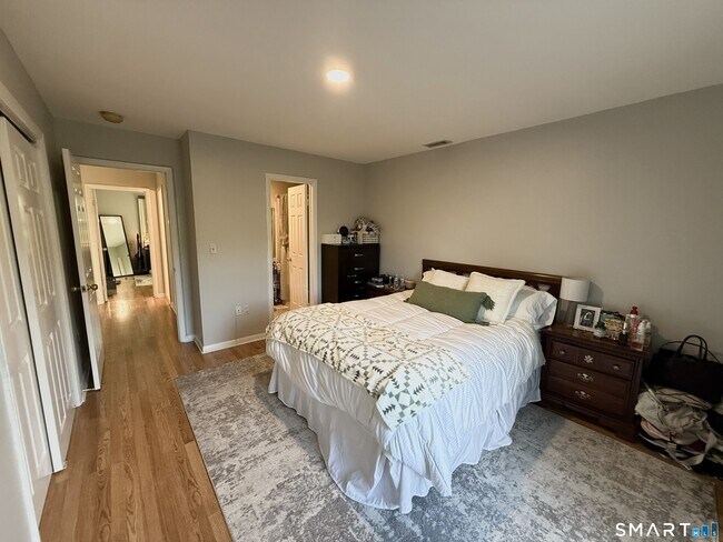Building Photo - 204 Country Club Ct