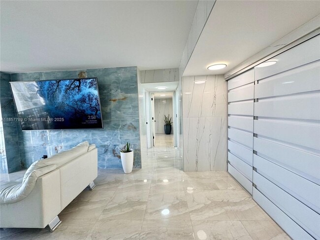 Building Photo - 17011 N Bay Rd