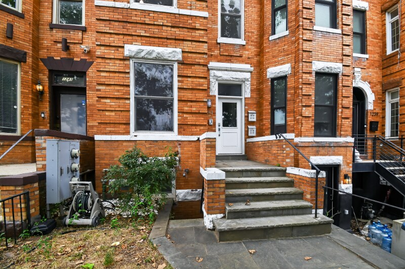 Building Photo - 1241 Kenyon St NW