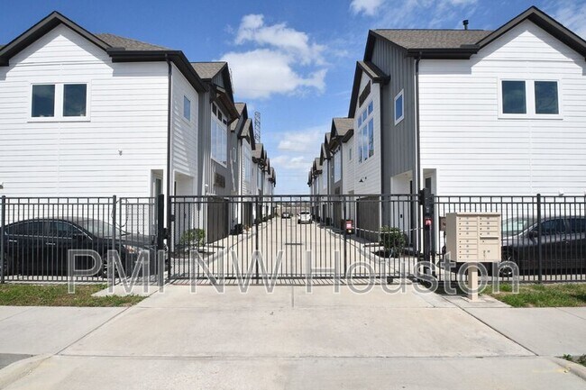Building Photo - 5904 Gardendale Dr