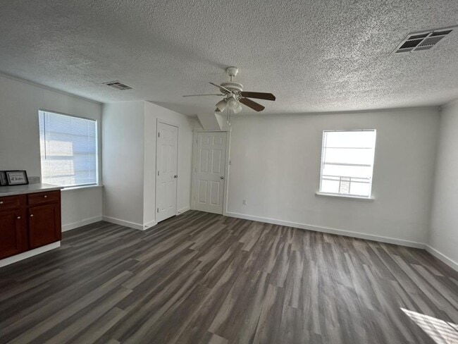 Building Photo - 1528 Avenue A