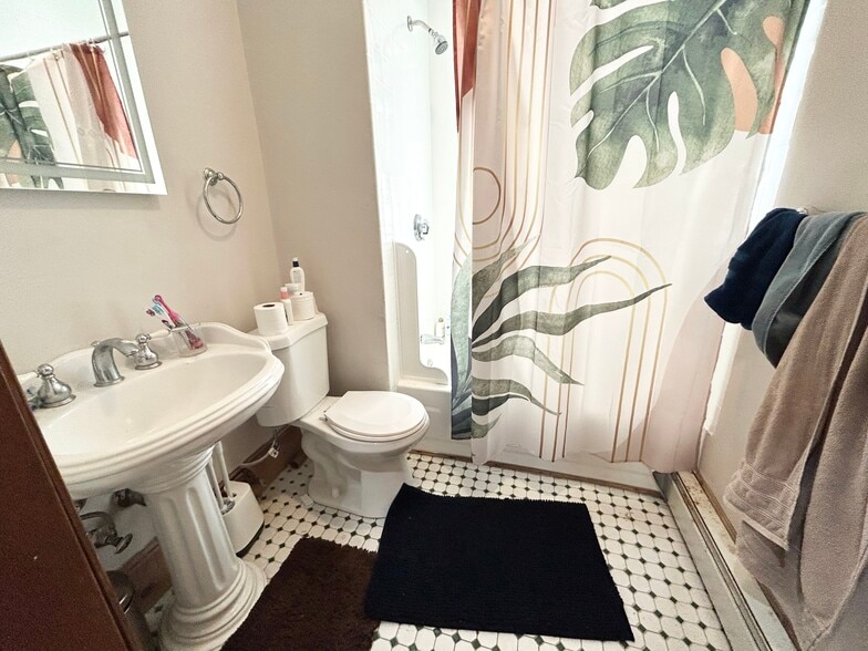 Building Photo - 1568 Tremont St