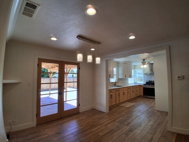 Building Photo - 340 N Santa Rosa Ave