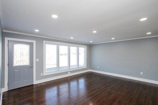 Building Photo - 1111 Westchester Dr